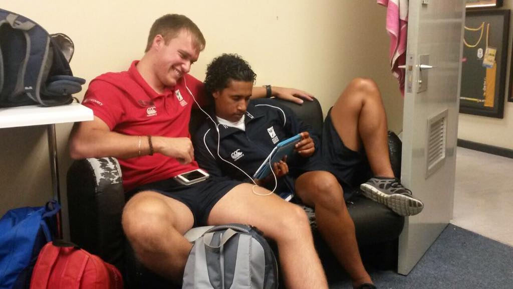 ayd3ns's tweet photo. @Sportscience_sa having a break with the CHIPS man #lovethekit http://t.co/UqDGVHIiLH