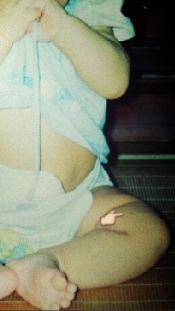 Baekyeoliee's tweet photo. Chanyeol's thigh when he's still a baby and now 😂😂 http://t.co/CE7YcnaB1r