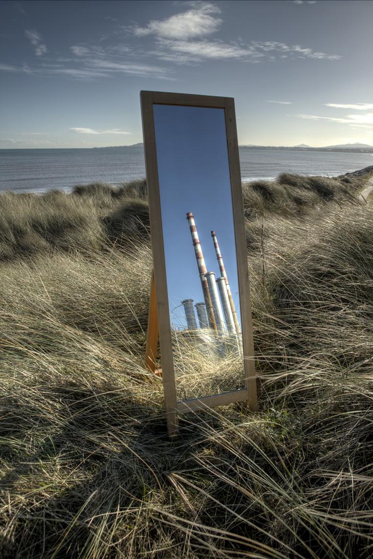 thejournal_ie's tweet image. People are absolutely LOVING this image of Poolbeg towers from @KaraokeJogger Donal Moloney: jrnl.to/1xoCJ8i