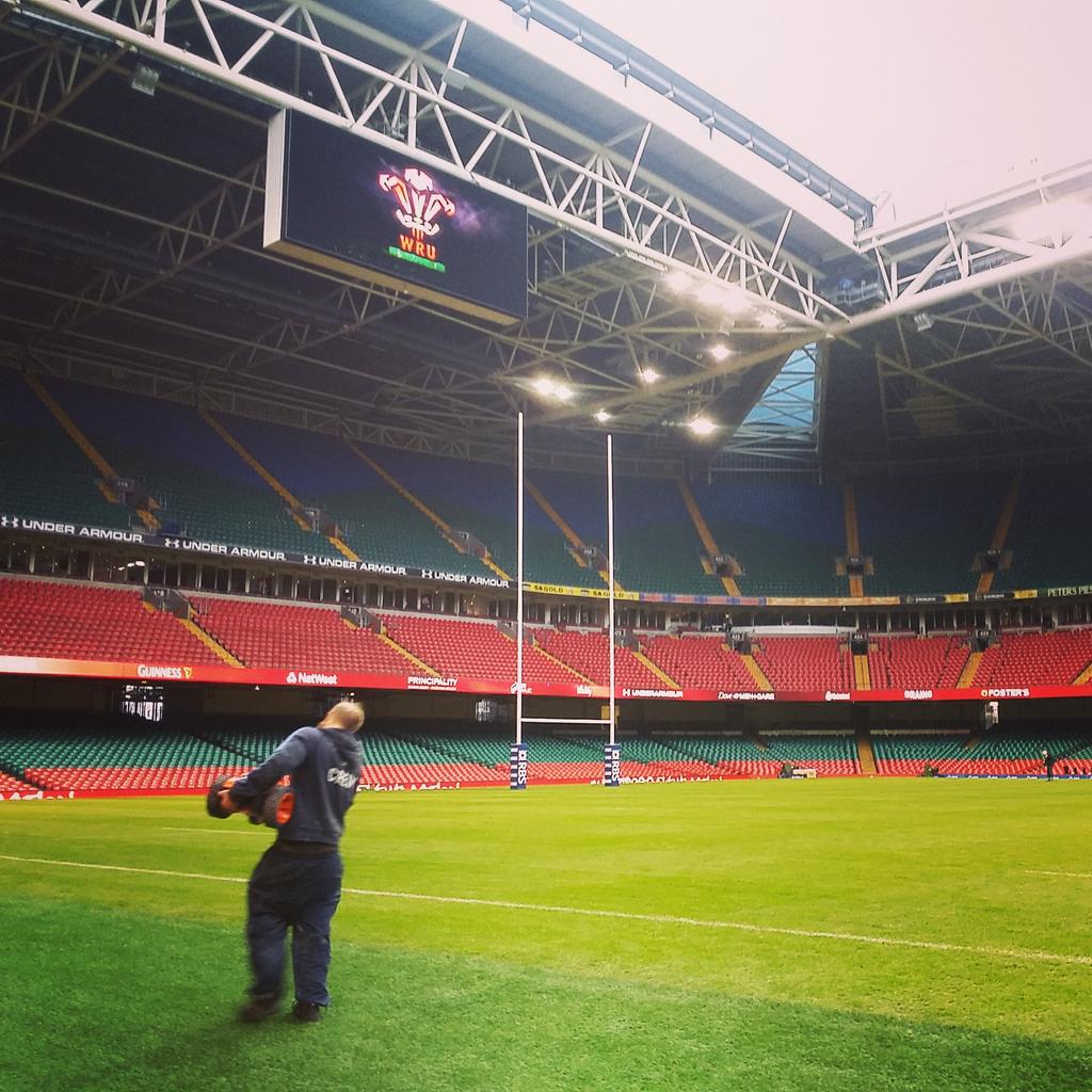 lartot's tweet photo. Demain ouverture du tournoi à Cardiff en direct sur @francetvsport  20h45! Le Millénium avt le choc #PDGANG #6nations http://t.co/OQaUfSVlfN