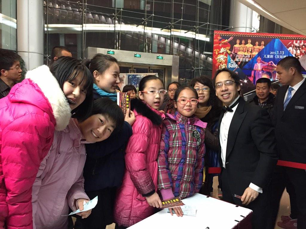 JoelFanMusic's tweet image. #ThrowBackThursday . Last weeks fun #signingAutographs