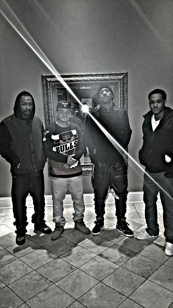 AaronMac23's tweet photo. Wise..Educated..Respected..Individuals..Successfully..Eatin..#WeRiseEnt ⛽🅰🆖💯🔥 http://t.co/kgKm74O6T1