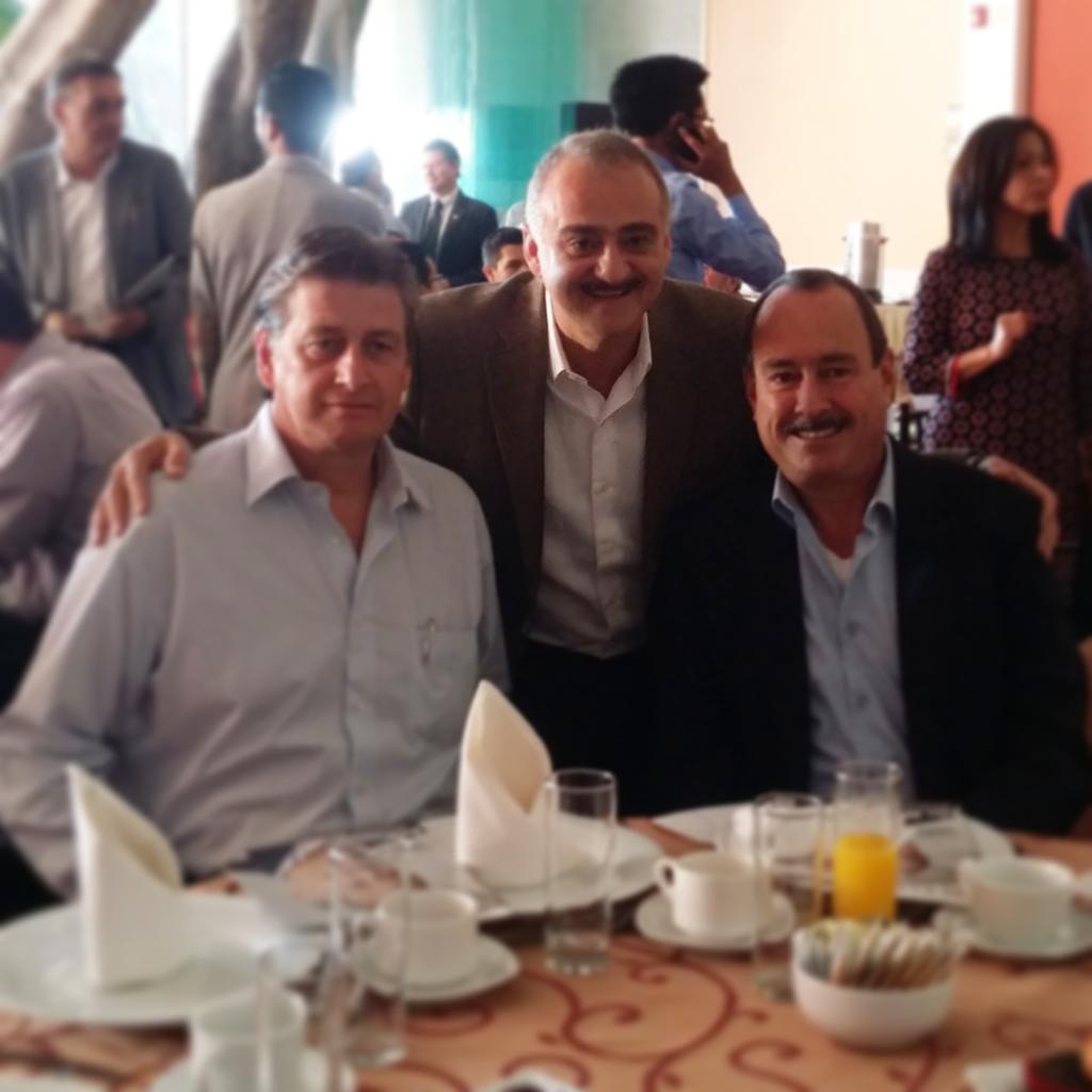 JulioMitre_'s tweet photo. @jorgemesseguer @MarcosMSuarez  me acompañan en un desayuno de simpatizantes que se suman al proyecto #DimeComoSi http://t.co/byRXmtPOfL
