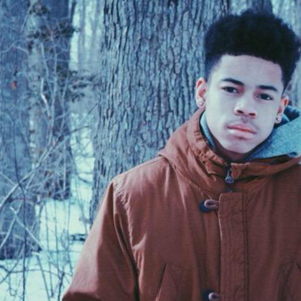 ContentJohnny_'s tweet image. young boull @jaywond in that new twilight movie coming out. "twilight : saving light-skins"