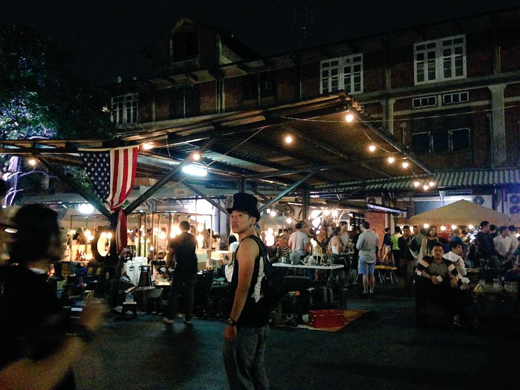 Thailander's tweet photo. All types of markets: hipster, farmer, walking, floating, day, night...no wonder shopping in #Thailand is such fun! http://t.co/VfKt77JB5q