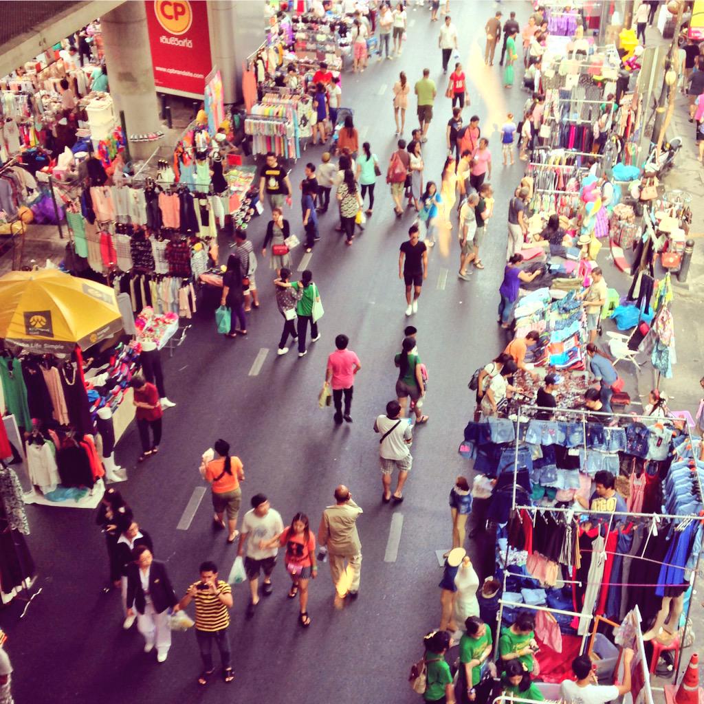Thailander's tweet photo. All types of markets: hipster, farmer, walking, floating, day, night...no wonder shopping in #Thailand is such fun! http://t.co/VfKt77JB5q