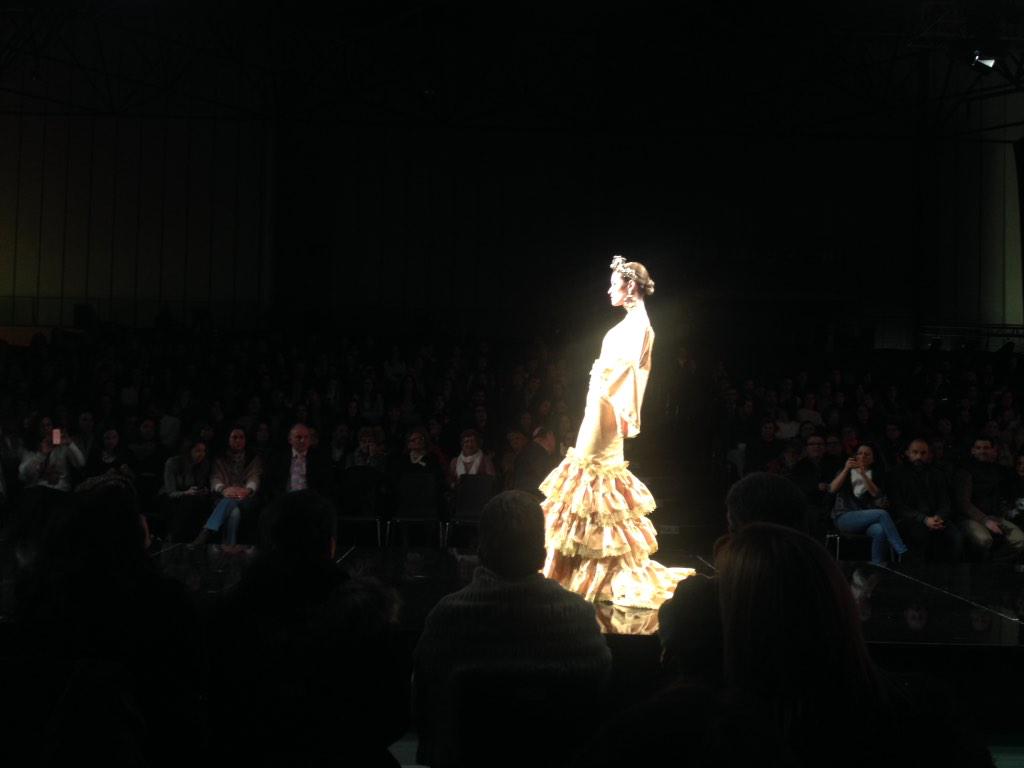 simofsevilla's tweet photo. Combinación de volantes clásicos con los de capa #simof2015 #RocioMontserrat Damasco dorado, broches y cinturones http://t.co/lugzvYdUWS