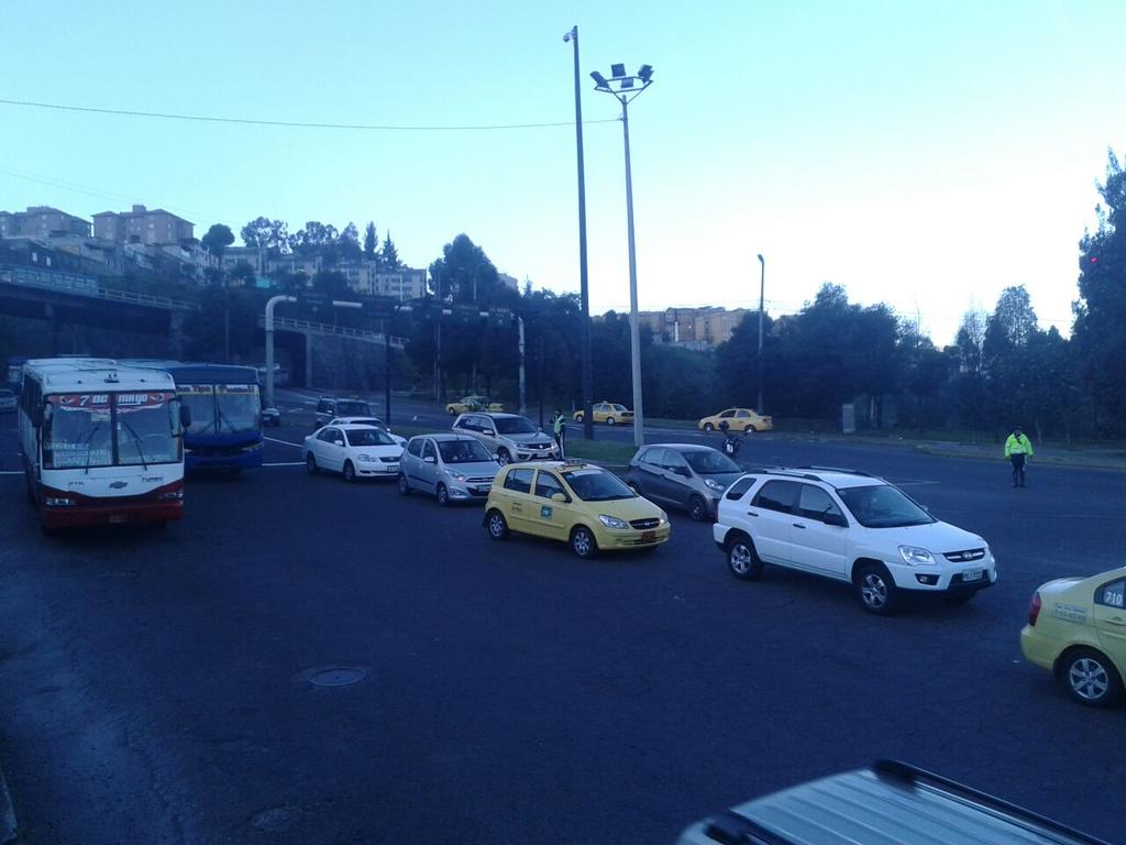 EcuNix's tweet photo. Circulación moderada Av. Velasco Ibarra y Sena #AgentesQuito a agilizan en el tránsito en el sector #MovilidadQuito http://t.co/t87fe0hVwQ