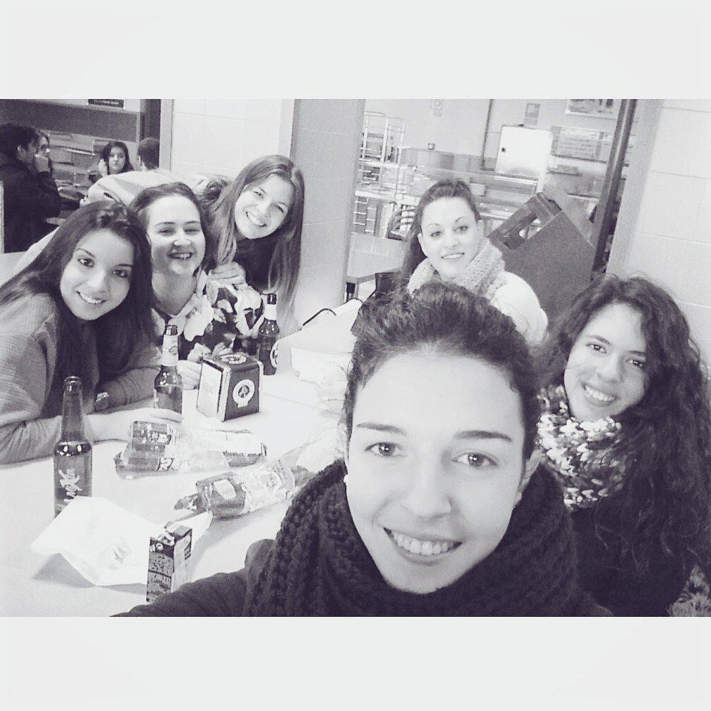 Raqmar27's tweet photo. Parecía que no iba a llegar nunca ¡fin a los exámenes! 🙌🙌🙌🍺🍺 @meer_23 @Cgil22  @MartaCarri95  @mariiacorral  #MiClari http://t.co/1z5NKAfxIv