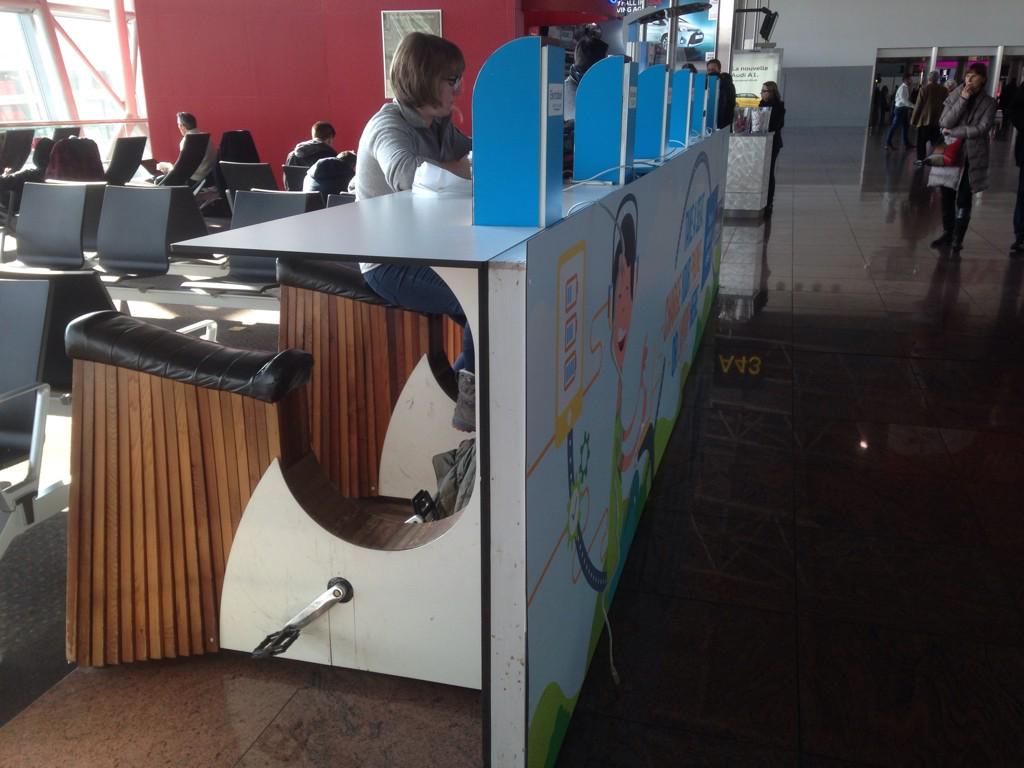 El_lokety's tweet photo. Esto si que es promover el deporte, si pedaleas se te carga el iPhone. http://t.co/3AYfNLu11b