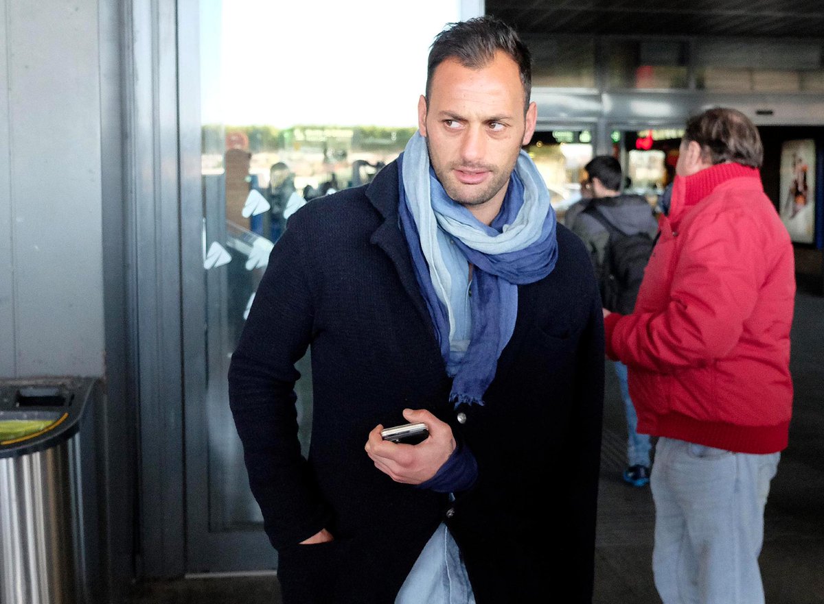 SevillaFC's tweet photo. Beto recibe el alta y regresa a Sevilla http://t.co/r4Sqq2XB7Q #SevillaFC http://t.co/PpbE1dIobw