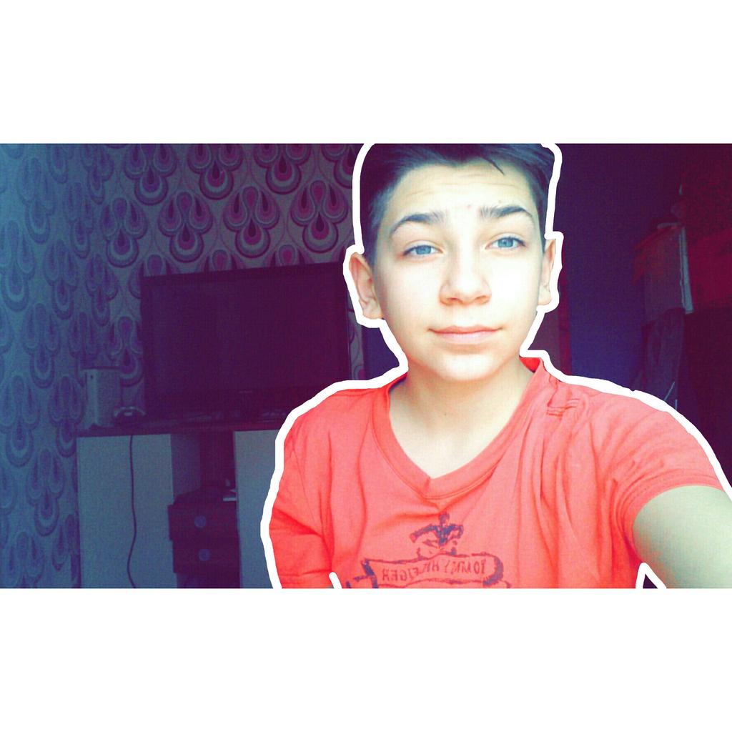 Dustin00Dustin's tweet image. Warum sie perfekt ist? Weil wenn sie in einem Benz sitzt macht sie den Beat laut &amp;amp; rappt mit.✨❤