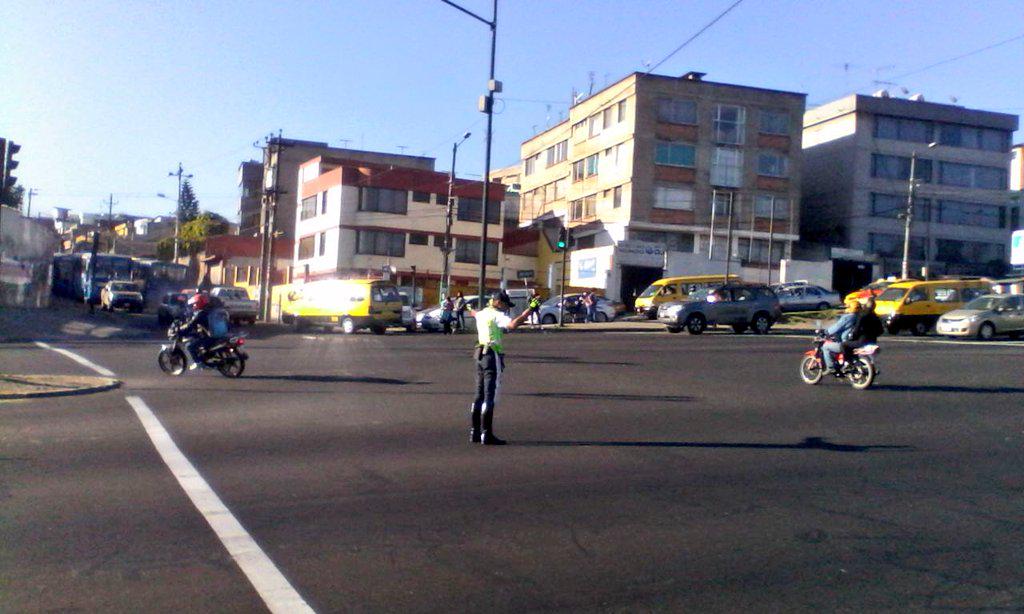 EcuNix's tweet photo. Circulación lenta Av. Mariscal Sucre N-S y Rumihurco #AgentesQuito agilizan el tránsito del sector. http://t.co/RUMA3rmIlY