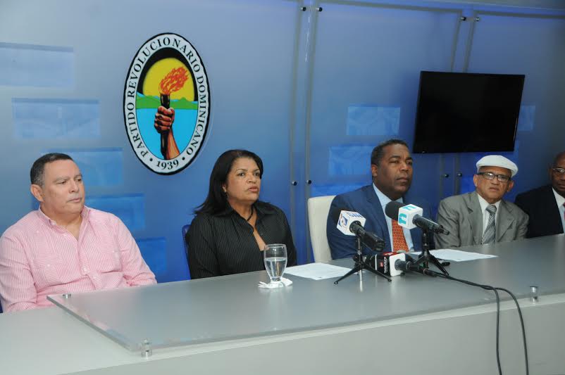 PDIstas's tweet photo. @IsmaelReyesPRD PRD reclama 4% del PIB acelere reformas del sistema educativo. http://t.co/zSvMkFHNte @mijrd http://t.co/DVjK5lFRbd
