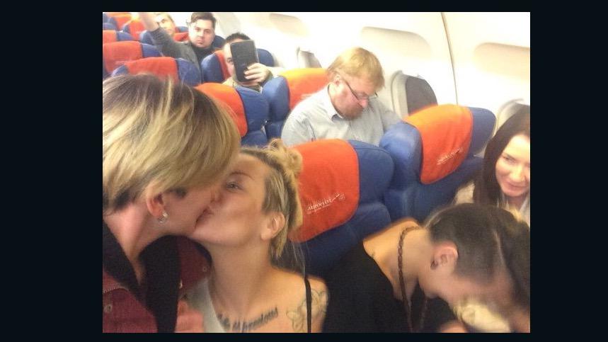 Letibee A Twitter ロシアの飛行機内にて 反同性愛を主張し 同性愛に対して度々心無い言葉を発してきたビタリー ミロノフ議員の前でキス をするレズビアンカップルが話題に 彼女たちの素敵な行動に脱帽です Http T Co Di7ovofoeu Http T Co Sfwe7zyzla