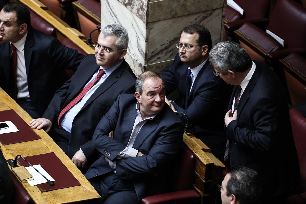 arapetsikas's tweet photo. Να τος κι ο πρόεδρος χωρίς γραβάτα. Έτοιμο το μέτωπο της κεντροαριστεροδεξιάς http://t.co/enbdDmqtQ9