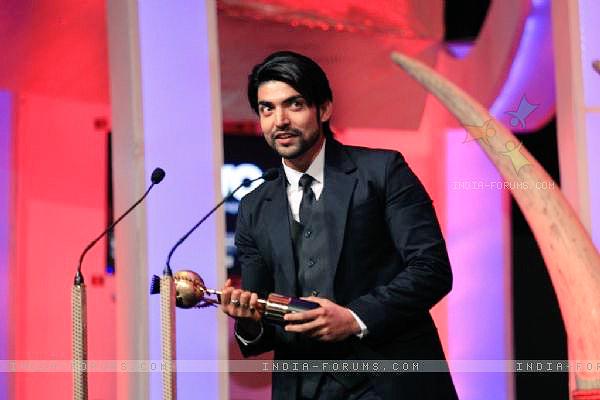 nand1970's tweet photo. @mohit11481 a gentle reminder @gurruchoudhary won #BestActor #Saifta,he's the perfect #Madhav #HalfGirlfriend ππππ http://t.co/4NCvYw4wrq