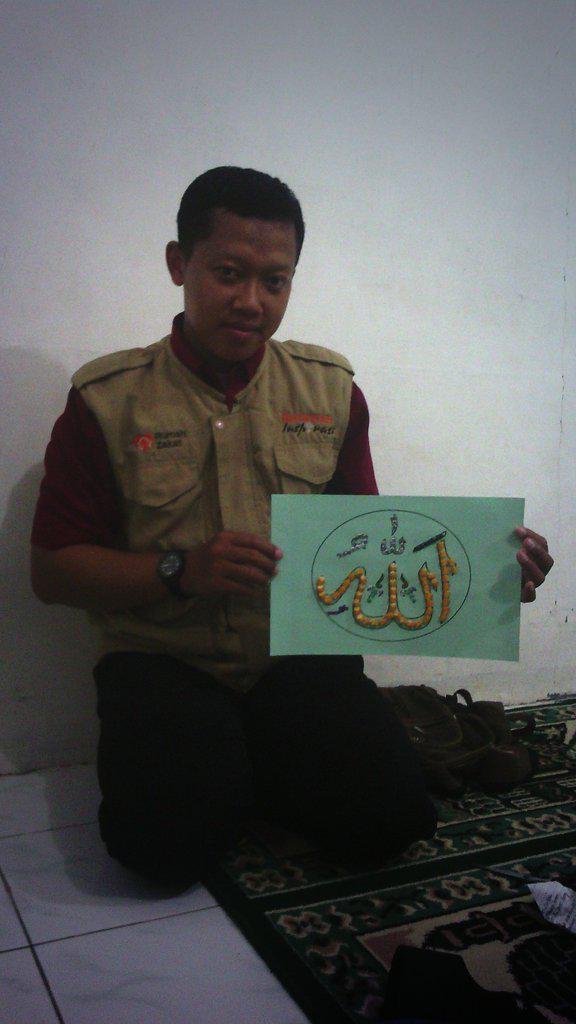 hasun009's tweet photo. melatih kesabaran dan ketelitian, merangkai biji kering diatas kertas kaligrafi
@RZ_Solo @rumahzakat @Rel_Inspirasi http://t.co/pAf8laE2ya