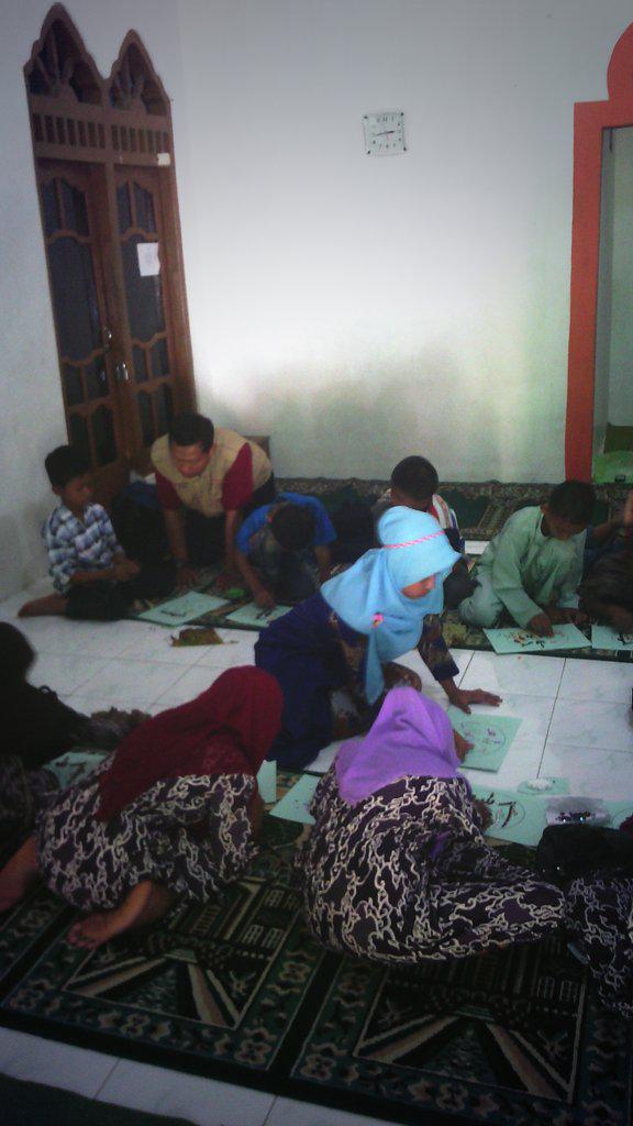 hasun009's tweet photo. melatih kesabaran dan ketelitian, merangkai biji kering diatas kertas kaligrafi
@RZ_Solo @rumahzakat @Rel_Inspirasi http://t.co/pAf8laE2ya