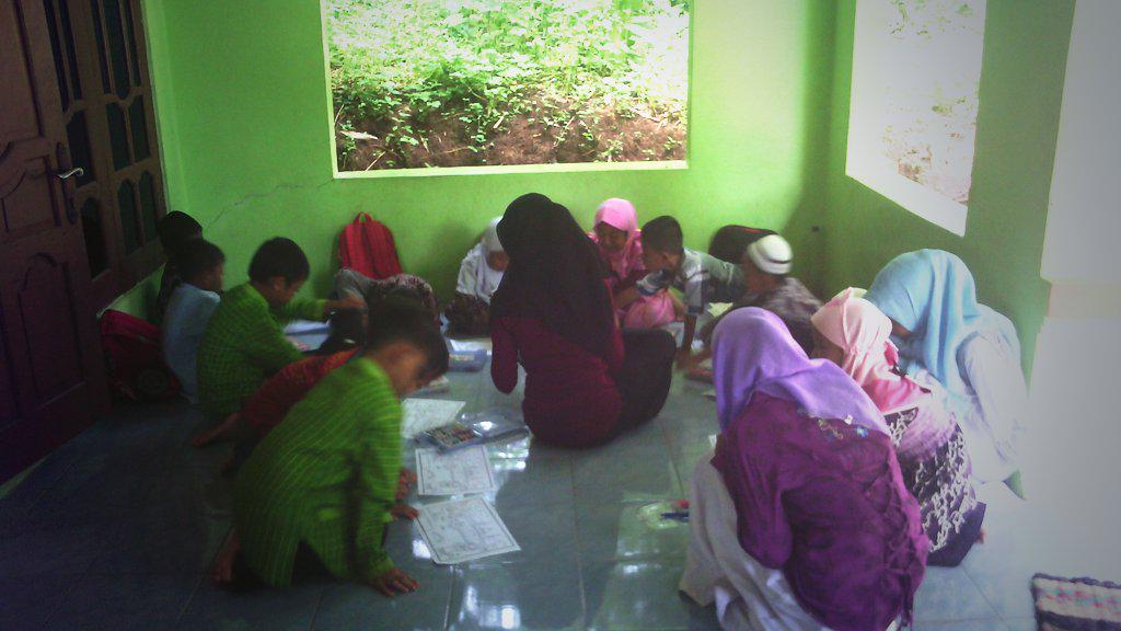 hasun009's tweet photo. melatih kesabaran dan ketelitian, merangkai biji kering diatas kertas kaligrafi
@RZ_Solo @rumahzakat @Rel_Inspirasi http://t.co/pAf8laE2ya
