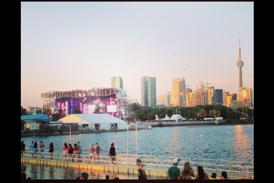 edmPUSH's tweet photo. #ThrowbackThursday #BudLight #DigitalDreams #DD2014 #Toronto #ElectronicMusic #Festival #EDM #CNTower #Rave #Canada http://t.co/7otokBjx1e