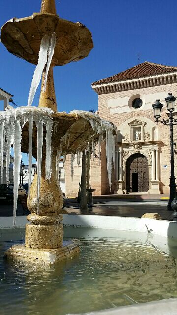 adirecto's tweet photo. Heladas. Así se han quedado las fuentes en Fiñana por las bajas temperaturas.Hacía muchos años que no ocurría... http://t.co/7ueZMR8GcF