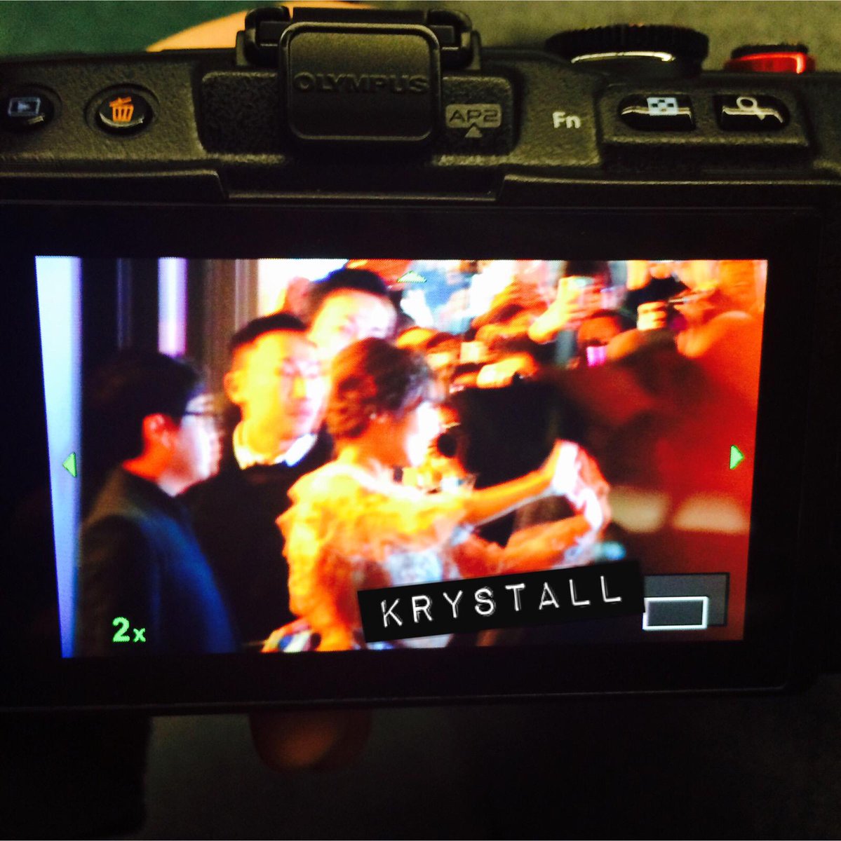 [PIC][04-02-2015]Tiffany khởi hành đi Hồng Kông để tham dự sự kện "Valentino Flagship Grand Opening" vào trưa nay - Page 2 B9Fd7zgCcAALUjz
