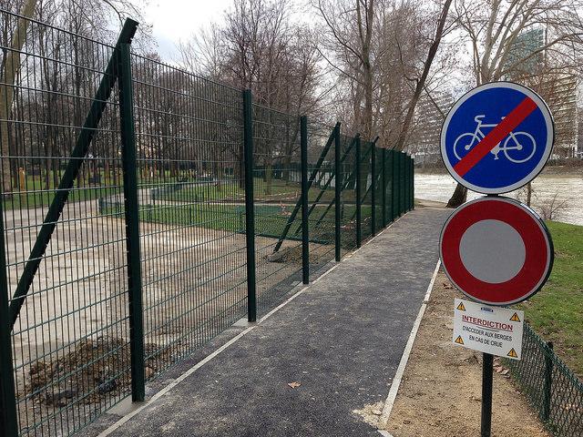 92800's tweet photo. @CC_InfoBTP #Puteaux ce sont des grillages pour séparer les populations ! #murdelahonte #UMPmafia http://t.co/Q7WWveATsl