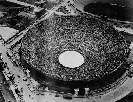eltoreroazteca's tweet photo. Un día como hoy, de 1946, se convertía en la plaza más grande y cómoda del mundo @LaMexicoCom http://t.co/wQH7rkobjR