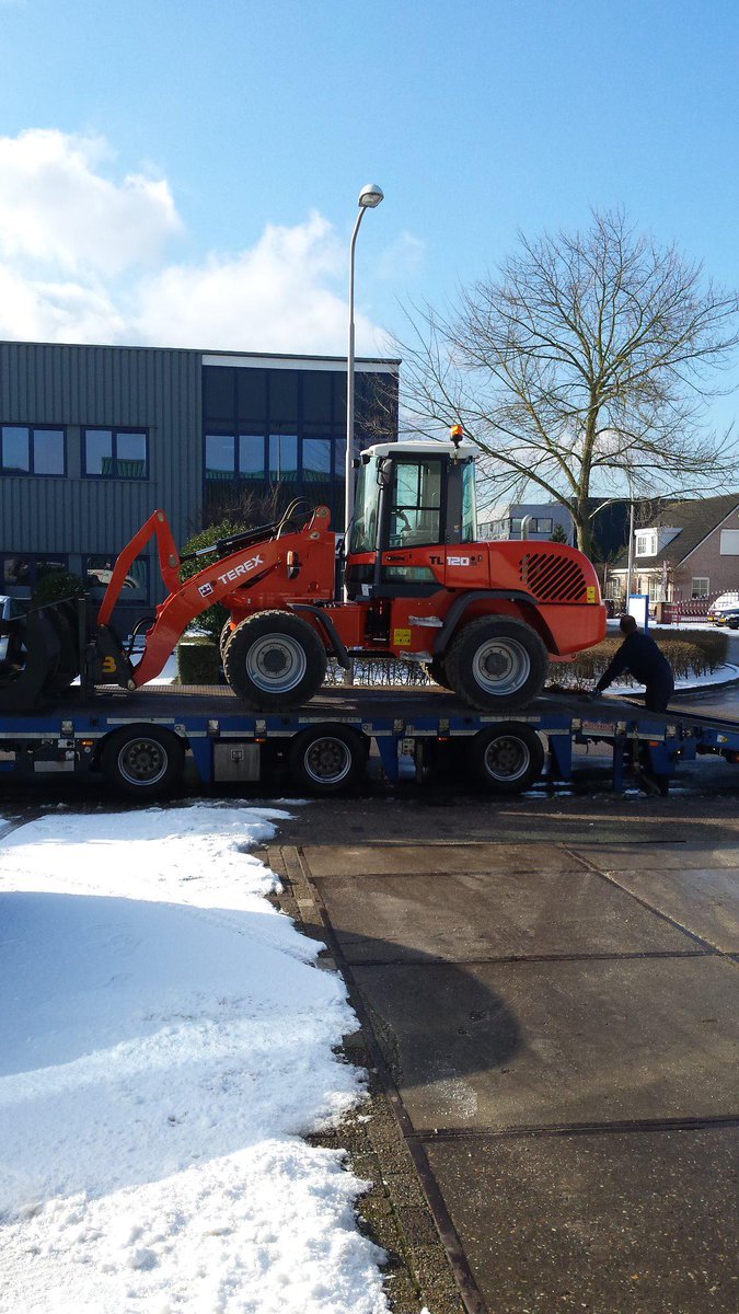 Steeho1's tweet photo. De nieuwe Terex TL120 van de Bruijn en Nelisse is gearriveerd. nu nog klaarmaken voor aflevering. http://t.co/iVBwxYixgm