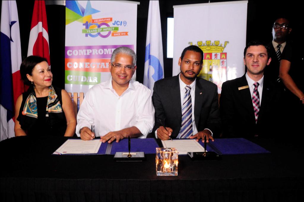 Panamaalcaldia's tweet photo. Alcaldía de Panamá y @jcipanama firman convenio para la capacitación en liderazgo de jóvenes de la Ciudad Capital http://t.co/Yy8Pv3TlIu