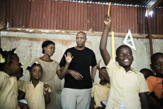 lemondefr's tweet photo. Oxmo Puccino n'est plus un rappeur... mais un "poétiseur" http://t.co/rirWXJYKYb http://t.co/hq57zbsDKy