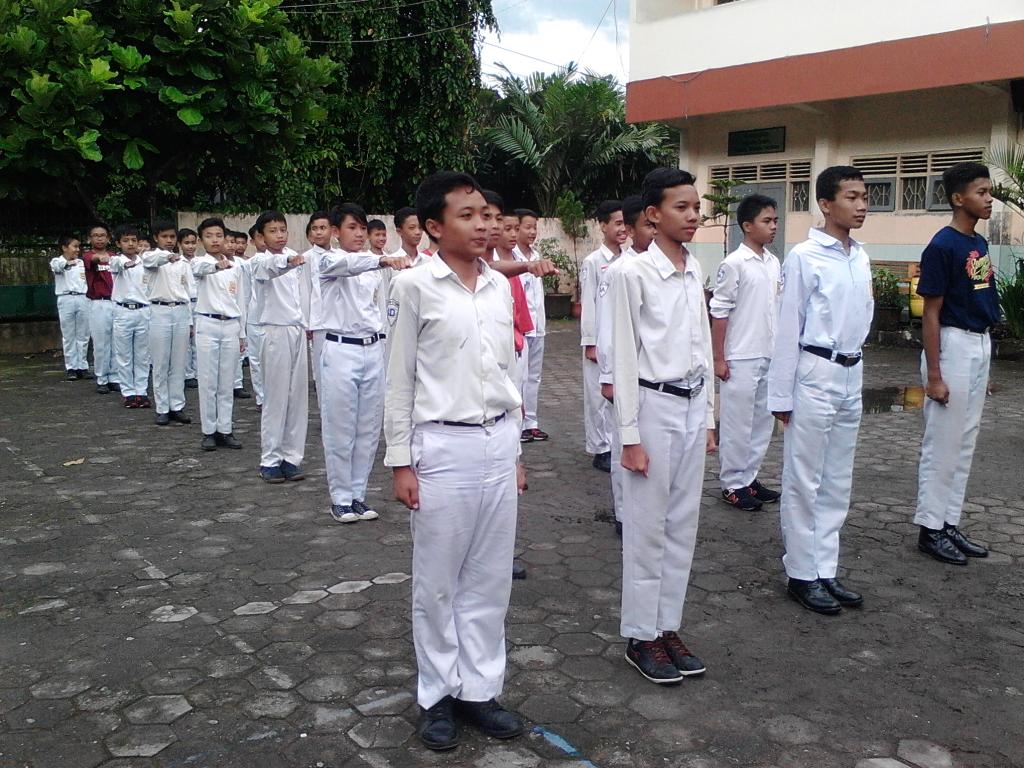 rakathoanASLI's tweet photo. Berjibaku dengan gerimis utk @LBBteladan "Walau Lelah Tetap Kita Rasakan Bersama" #inipletongw #PRAYATA57  #SMPN1Turi http://t.co/0NygnCzTER