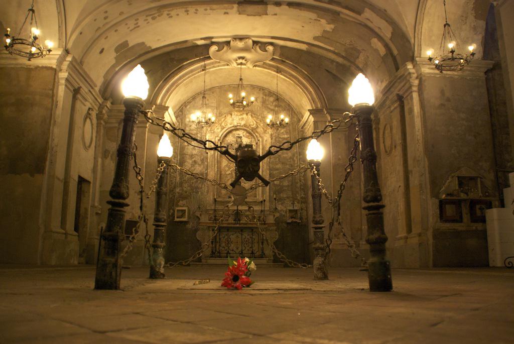 Eerie, mysterious and fascinating... what does the crypt of this church hide?? #Napoli #PurgatorioadArco
