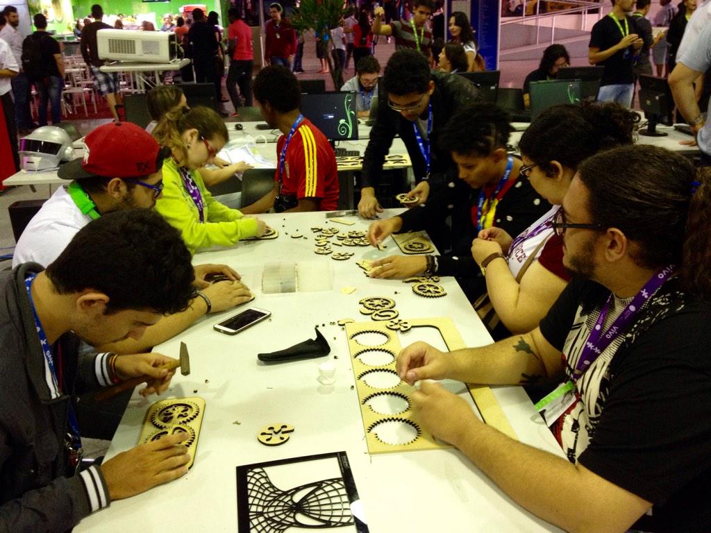 Oficina arte com máquinas agora no espaço #fablabcpbr8 #cpbr8 engrenagens cortadas na laser!
