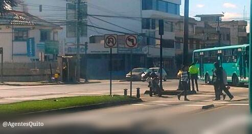 EcuNix's tweet photo. Comprometidos por una movilidad eficiente #AgentesQuito brindamos #SeguridadVial PRENSA - LOGROÑO @VerinNaranjo http://t.co/Gf6tmyOjUd