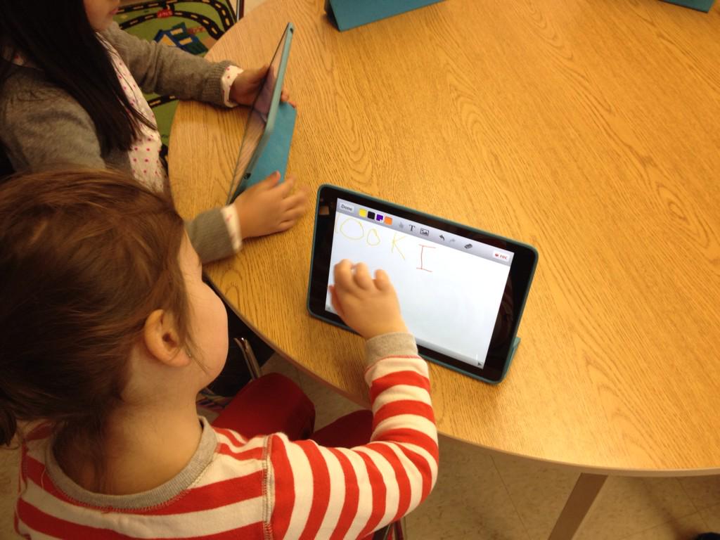 lappinkindie's tweet image. Using iPads to practice writing sight words and letters! @SteeleStreetPS @SCDSB_Schools #technologyandlearning