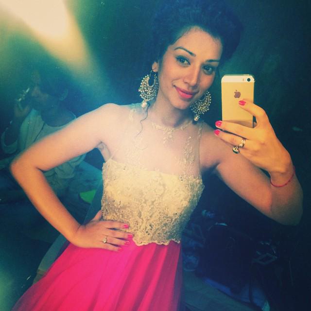 SukirtiNews's tweet photo. #DropDeadGorgeous #HoldUrBreathe #SukirtiKandpal Off screen selfie form sets of her new show #WelcomeBackSukirti http://t.co/gJJmKHoxHk