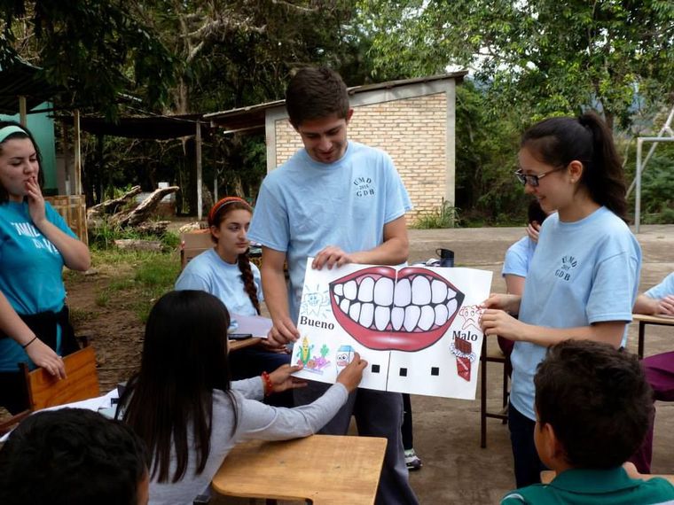thedbk's tweet photo. Pre-dental students brought hygiene education and dental services to Honduras http://t.co/RHmAPA21hU via @grace_2e http://t.co/UbabW30U53