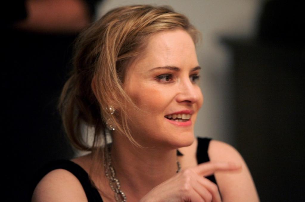 Happy birthday to the lurverly Jennifer Jason Leigh 