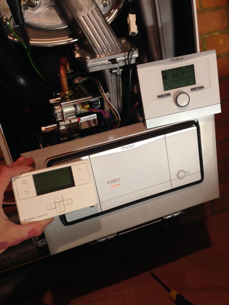 irbheating's tweet photo. Removing a @vaillantuk controller to replace with a @DraytonHeating #MiTime much easier. #MiSelfie #irbheating http://t.co/yB0pD7cbxu