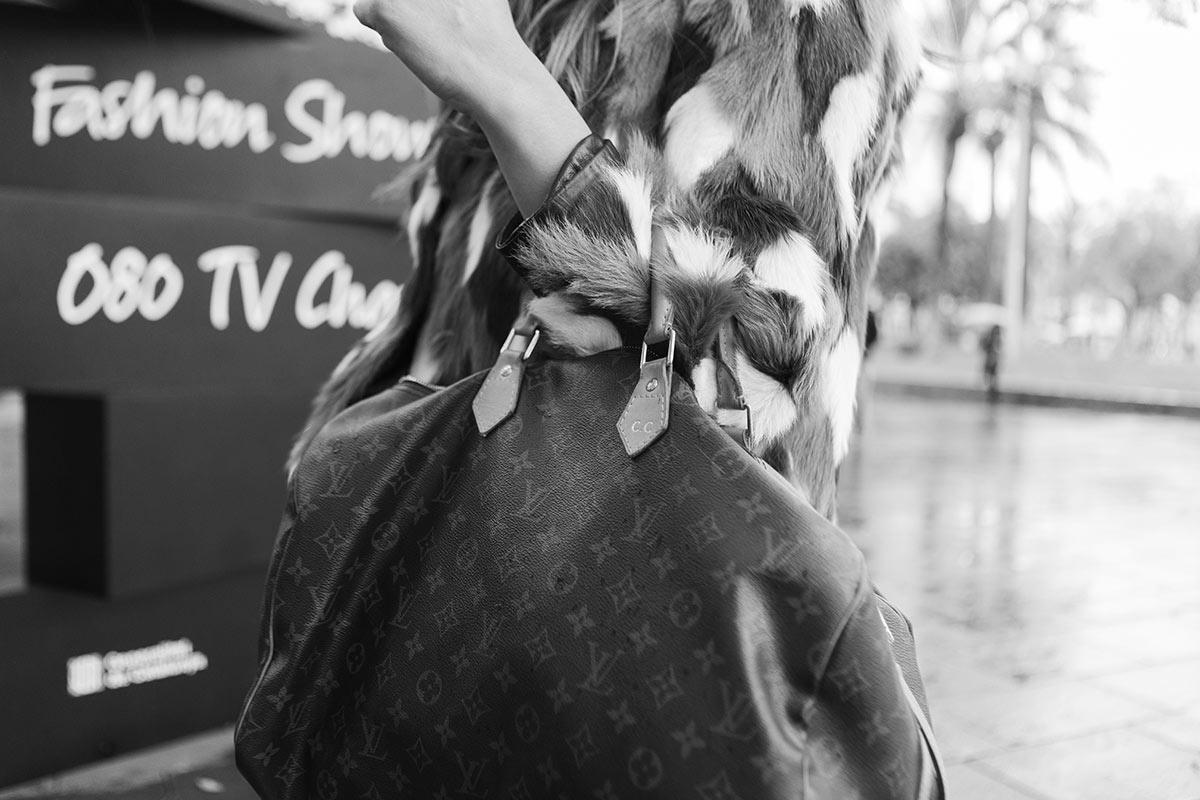 Bolsos para toda una vida y más cuando tienen iniciales grabadas #Streetstyle #080Barcelona bit.ly/1xotnsZ