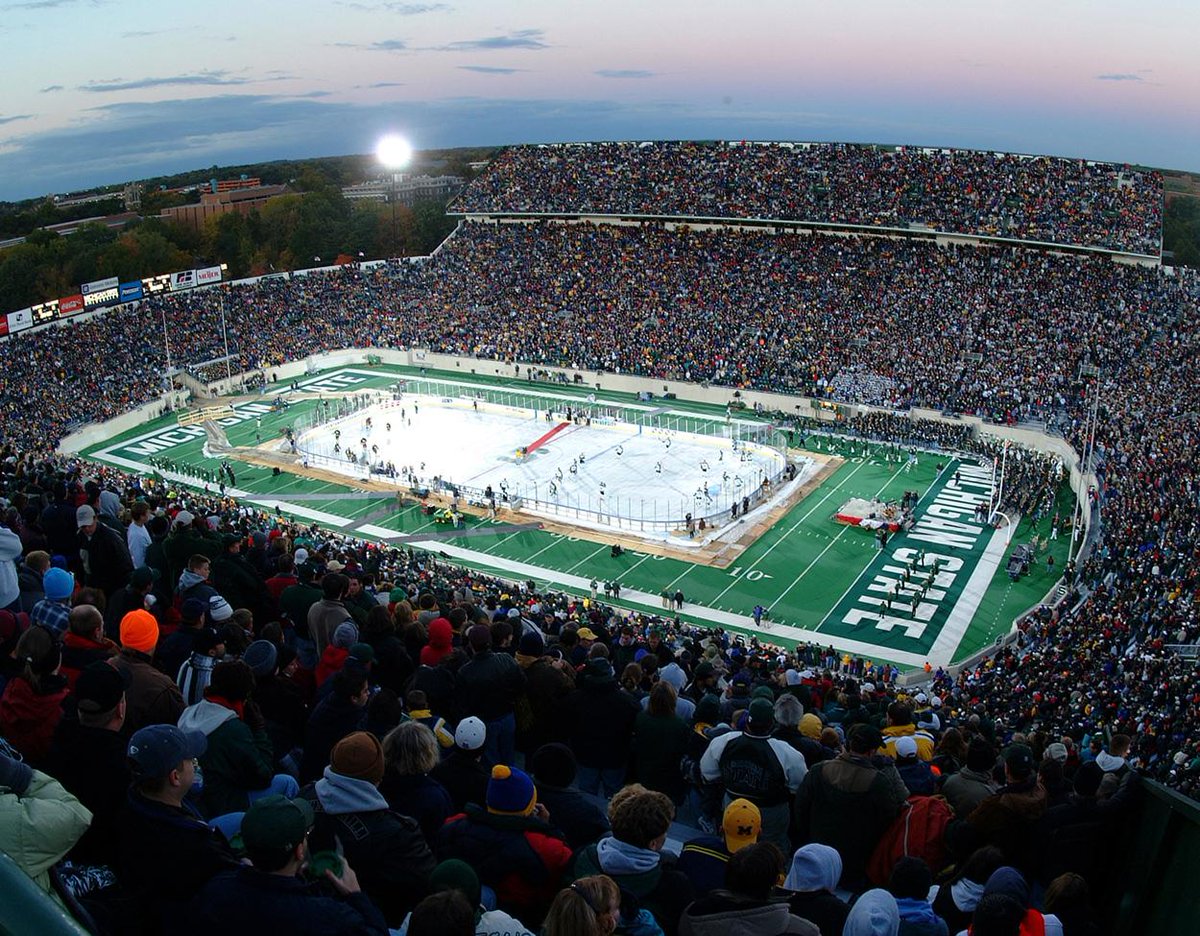 MSU_Hockey's tweet photo. #TBT Spartan Stadium, Oct. 6, 2001 - college hockey's first outdoor game. http://t.co/wiDOSrYTTm