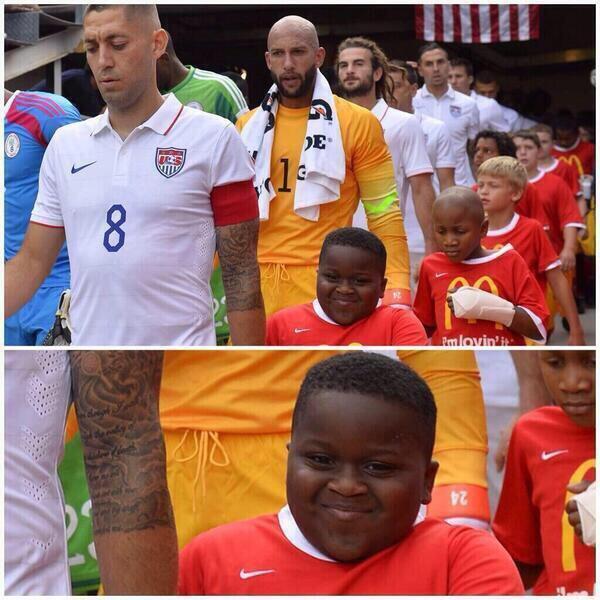 imFindDory's tweet photo. When you get to hold baes hand http://t.co/mtAQZQjklS