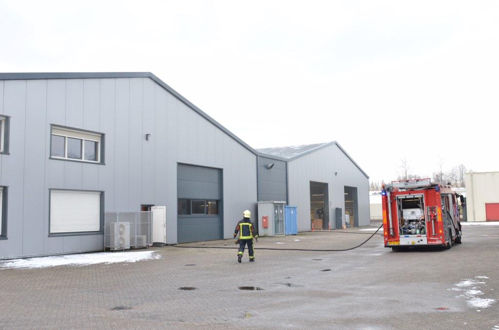 InfoLeek's tweet image. Brand bij de Score in #Tolbert. Het pand staat vol rook, werknemers staan buiten, brandweer op verkenning. #InfoLeek