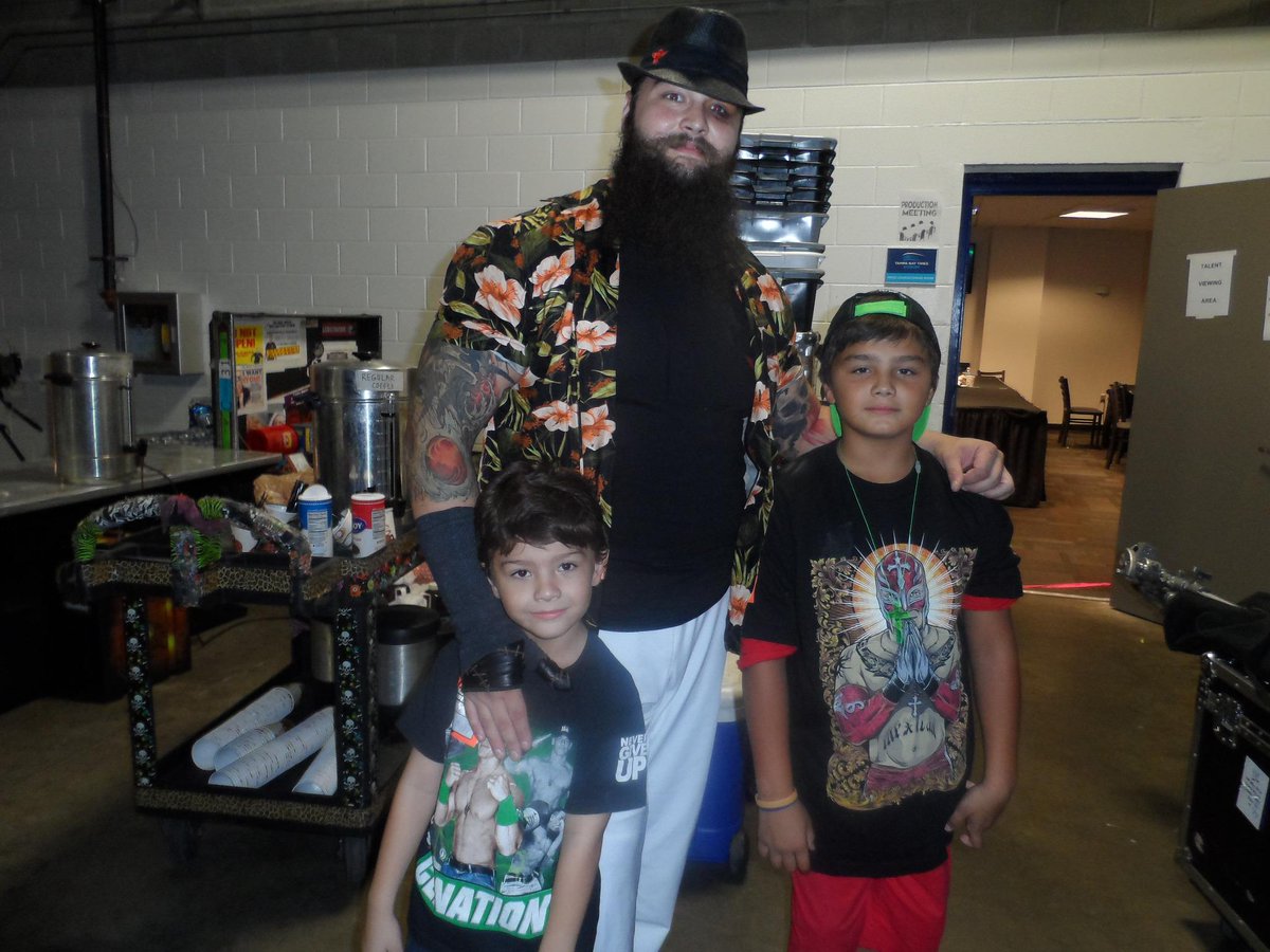NativeTatanka's tweet photo. #TBT 2014 @WWE #Battleground w/ @WWEBrayWyatt &amp; my sons. History w/Wyatt family, my feud w/his dad #IRS #MikeRotunda http://t.co/clQGfEclSD
