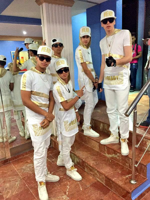 Readypandilla's tweet photo. White and Gold Perfect @AlexanderROdqz @Jesus28RD @JosueRD16 @edward_mercado @SebastianAc3 http://t.co/7yGeJjJG8Y