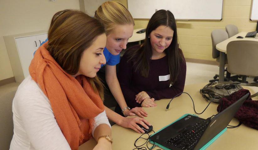 SmithEngQueens's tweet photo. FWESC encourages high school girls to consider careers in engineering &amp; science @QueensWISE http://t.co/tcOoAmxTsg http://t.co/20kNqnmWFh