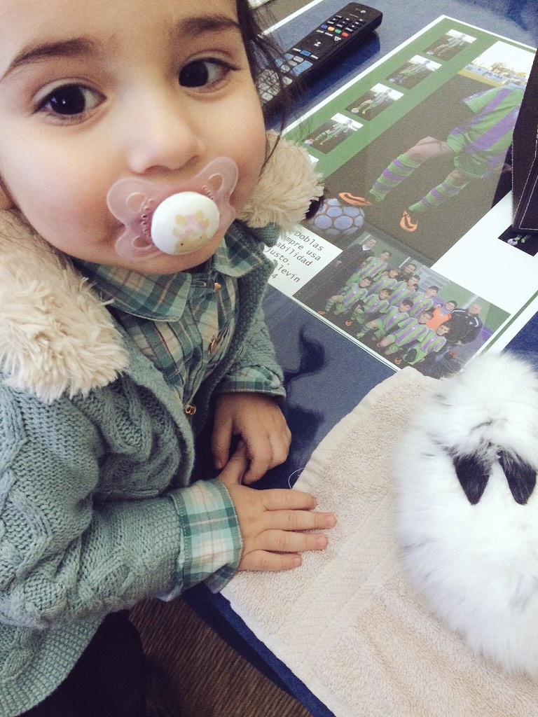 AnaEspinosaGar2's tweet photo. Ya está aquí el torbellino jajajaja 🐰👧😻 http://t.co/JG58TMkEdl