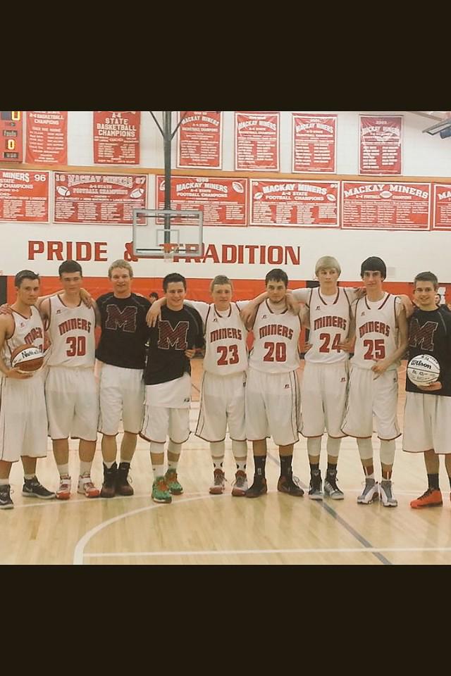RoscoeWes's tweet photo. #thecrew #seniornight #seniors #welcometosplashtown #getbuckets 🏀👌☝️ http://t.co/bBfj4xTsXa
